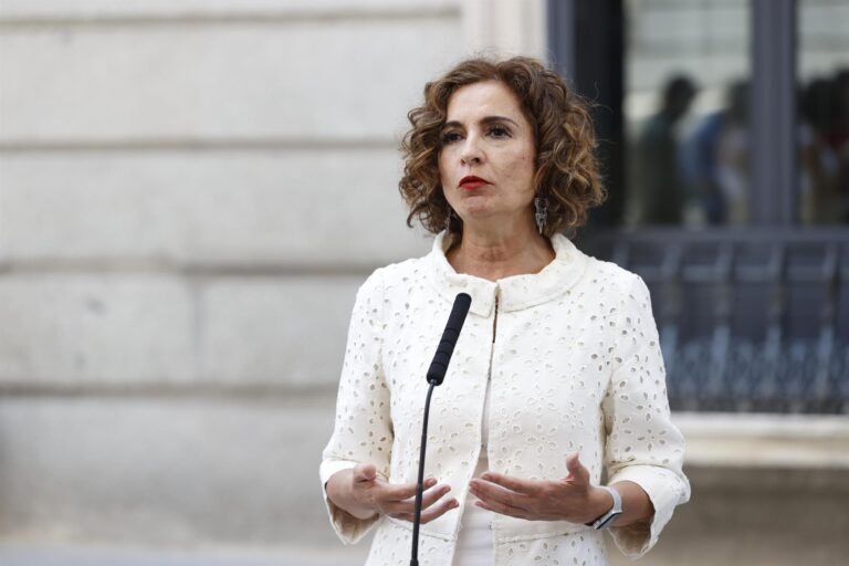 Los impuestos extraordinarios a las energéticas y banca no se podrán repercutir en los precios