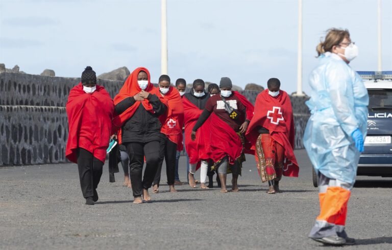 Los migrantes rescatados en Lanzarote son 106 y aseguran que uno murió en la travesía
