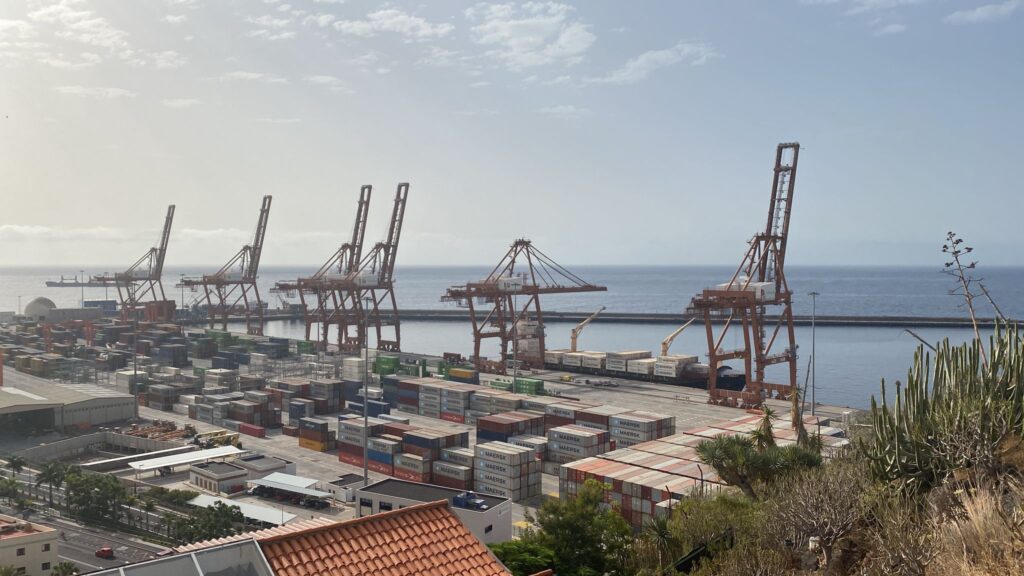Localizan dos polizones en la bodega de un barco en Santa Cruz de Tenerife