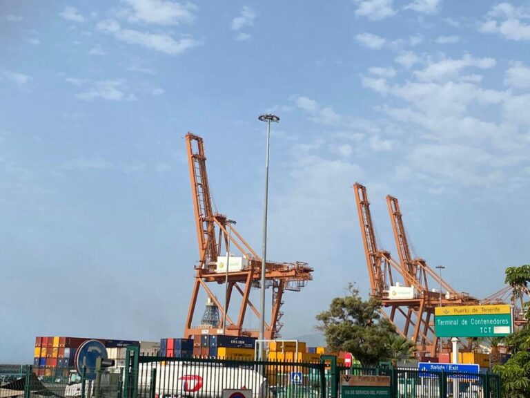 Localizan dos polizones en la bodega de un barco en Santa Cruz de Tenerife