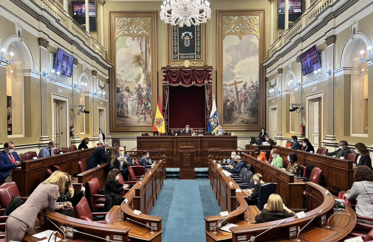 Dos diputados proponen cubrir los cuadros de la conquista en el Parlamento canario