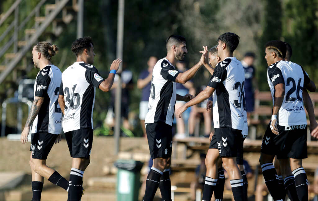 La UD Las Palmas empata con el Lille francés en su segundo amistoso (2-2)