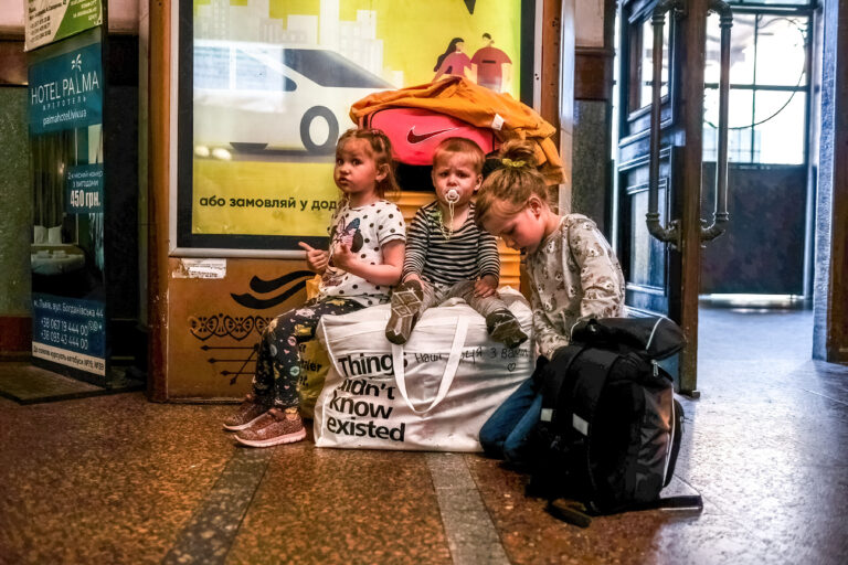 La Fiscalía de Ucrania confirma más de 320 niños fallecidos y unos 580 heridos por los ataques rusos en el país