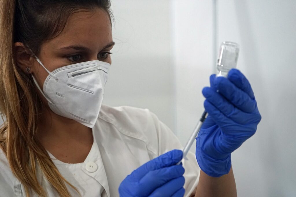 La Incidencia Aculumada de COVID-19 para el grupo etario se sitúa en 604,26 casos por 100.000 habitantes. A los 7 días, se sitúa en 259,63