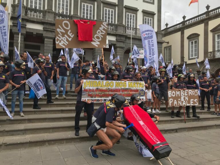 Los Bomberos de Las Palmas de Gran Canaria se manifiestan para protestar por su situación