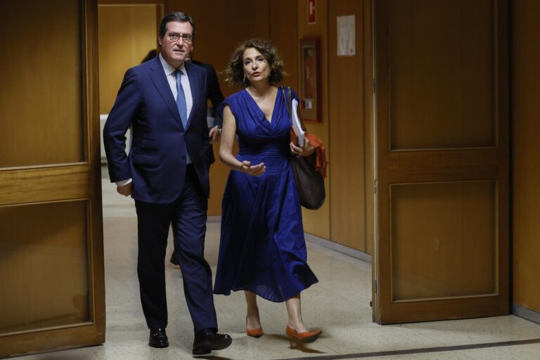 La patronal, dispuesta a un pacto de rentas si se meten sueldos públicos y pensiones