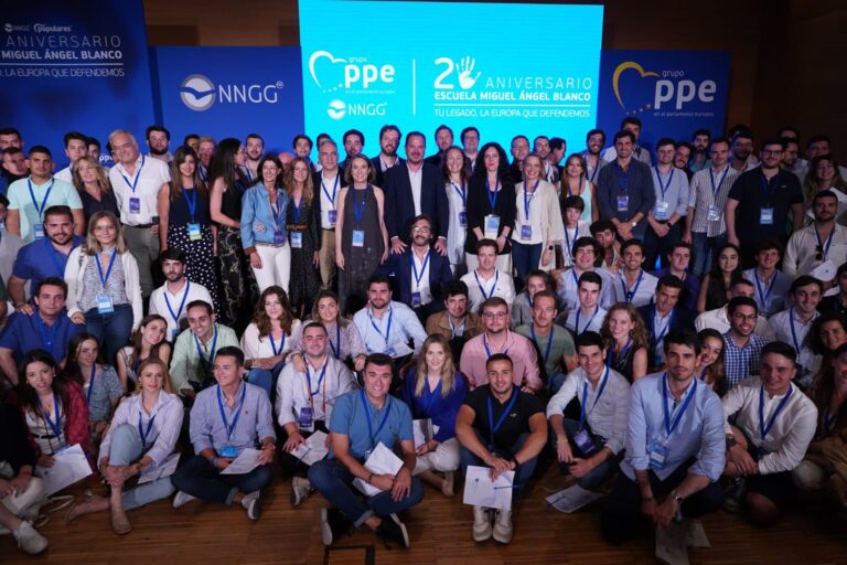 Feijóo se compromete en Ermua a derogar la Ley de Memoria Democrática