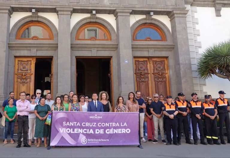 Concentración de repulsa por el asesinato machista de una mujer de 34 años en Tenerife