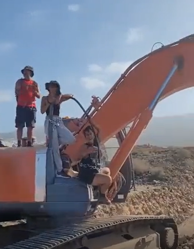 Activistas se encadenan a una grúa para protestar contra las obras en el Puertito de Adeje