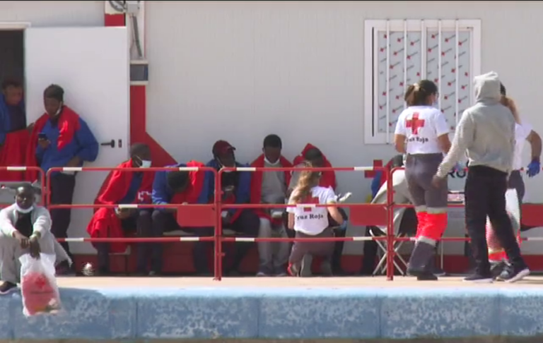 Dos personas desaparecidas en el mar cerca de las islas y más de 200 rescatadas en las últimas horas