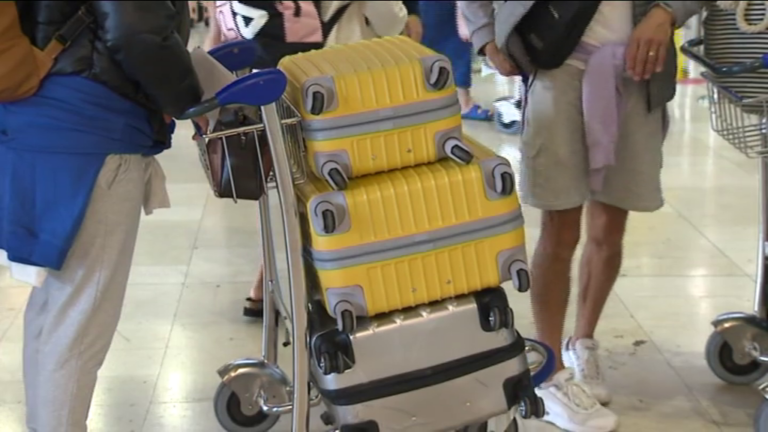 Miles de canarios con las maletas preparadas