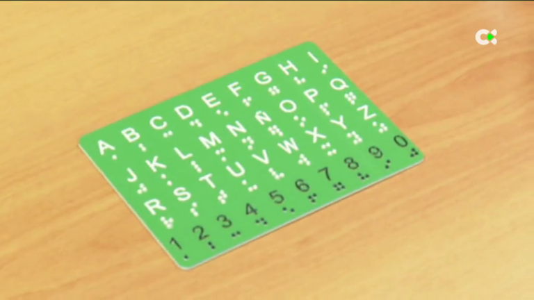 El personal sanitario del Hospital de la Candelaria aprenden sobre pacientes con discapacidad visual