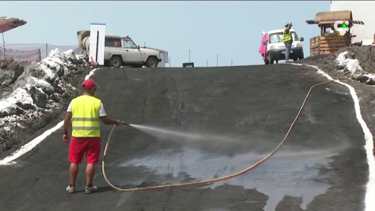 Los operarios de La Palma trabajan sobre superficies que alcanzan 80 grados