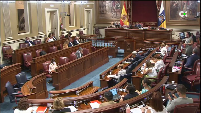 El Parlamento de Canarias trata la situación económica de las islas