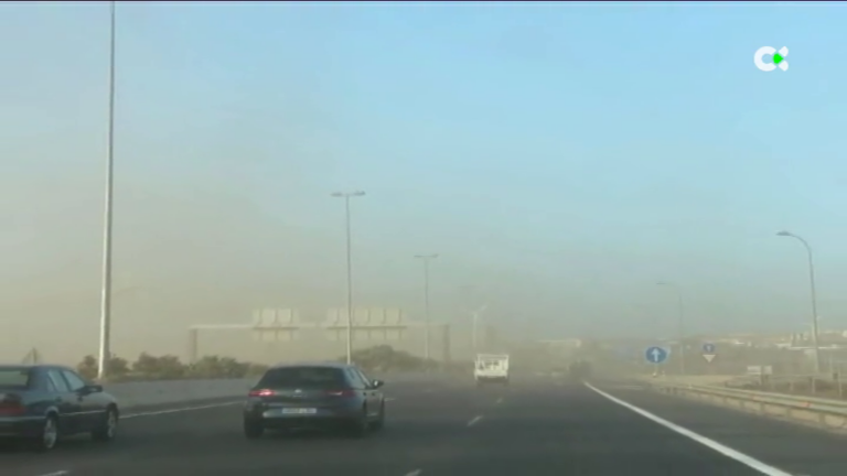 Retenciones en la autovía de Gran Canaria-1 por una nube de polvo