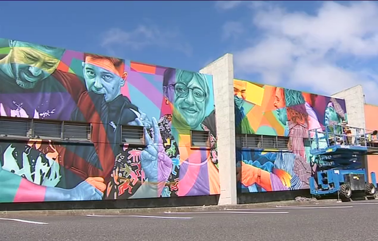 La Asociación Canaria del «Trastorno del Espectro del Autismo» inaugura un mural del artista ‘Sabotaje al Montaje’