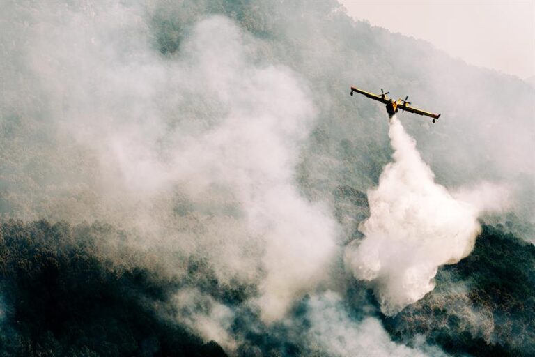 El fuego continúa arrasando la Península