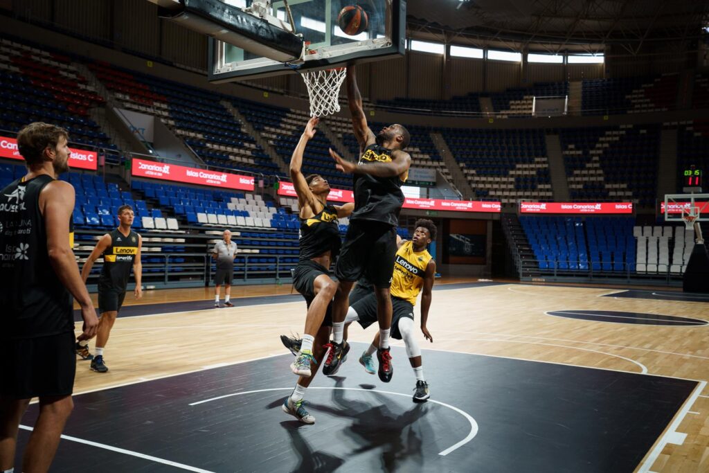 Los entrenamientos del equipo tinerfeño comenzarán algo más tarde de lo habitual y con numerosas bajas 