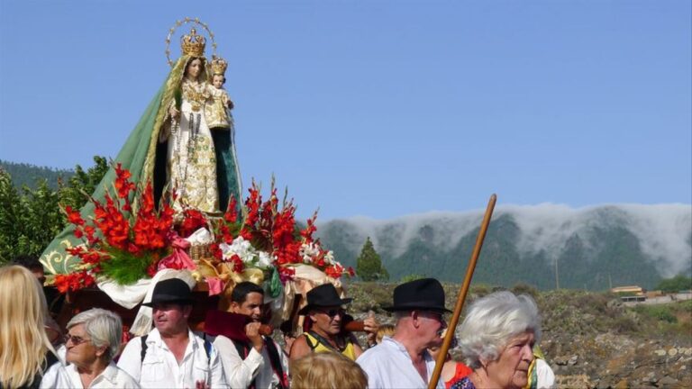 TVC acompaña a los palmeros en la Bajada de la Virgen del Pino