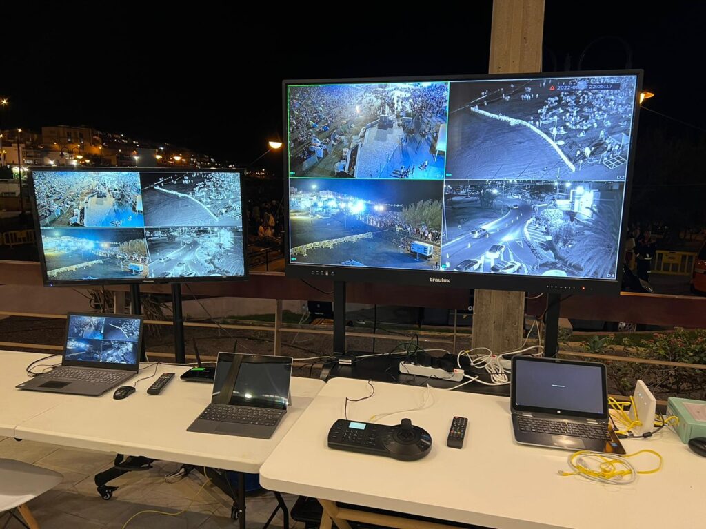 Más de 25.000 personas acudieron a la playa de Melenara para ver el espectáculo pirotécnico