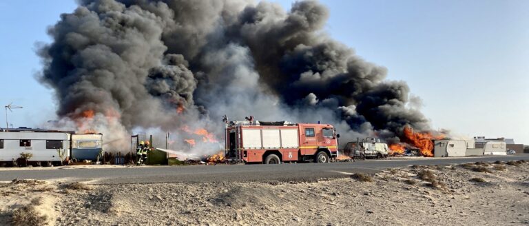Un incendio quema casi medio centenar de autocaravanas en Fuerteventura