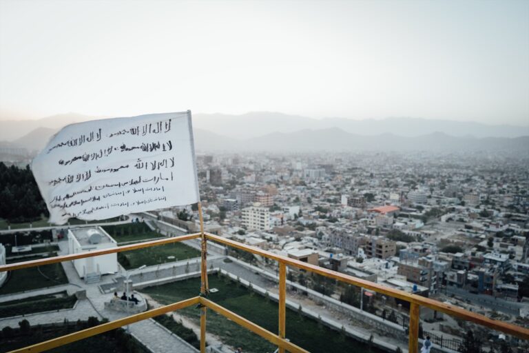 Una explosión en una mezquita de Kabul causa la muerte a 21 personas