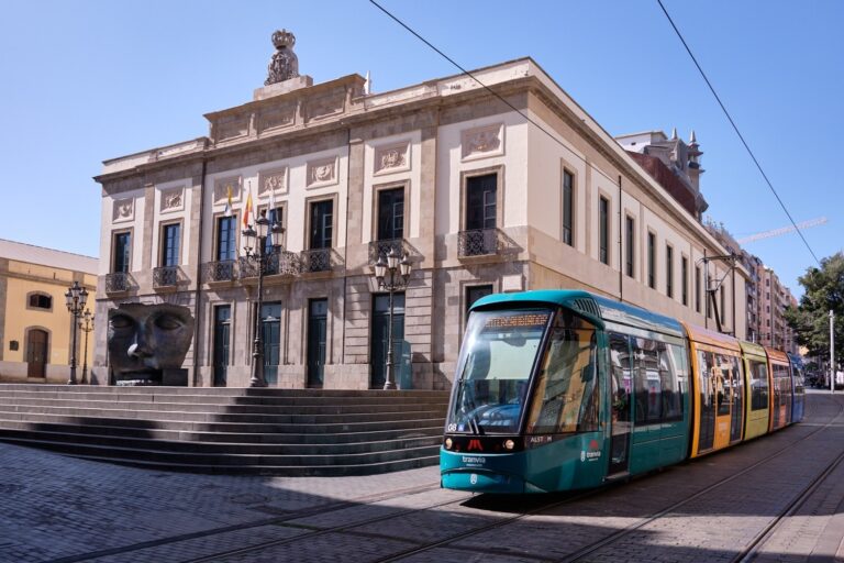 Primer día de la bonificación al transporte público en Canarias