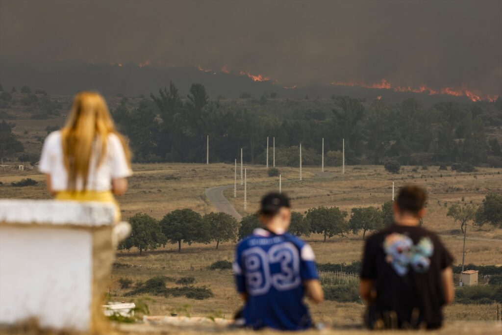 Los diferentes incendios acontecidos en Galicia, Comunidad Valenciana y Aragón comienzan a extinguirse gracias a las lluvias y a las actuaciones de los cuerpos de extinción
