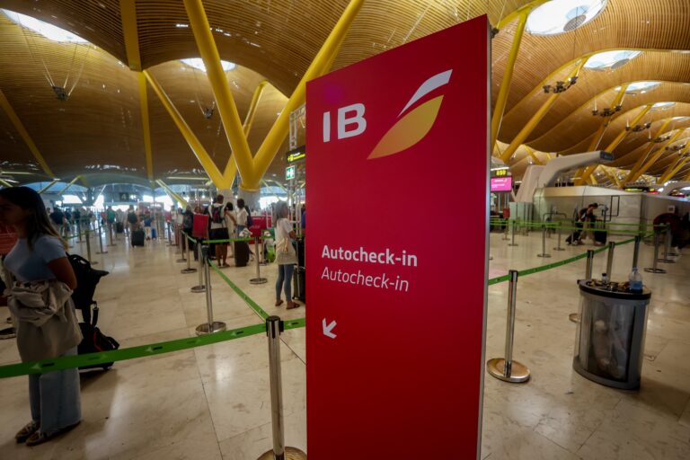 Un problema de conectividad provoca cancelaciones y retrasos en vuelos de Iberia