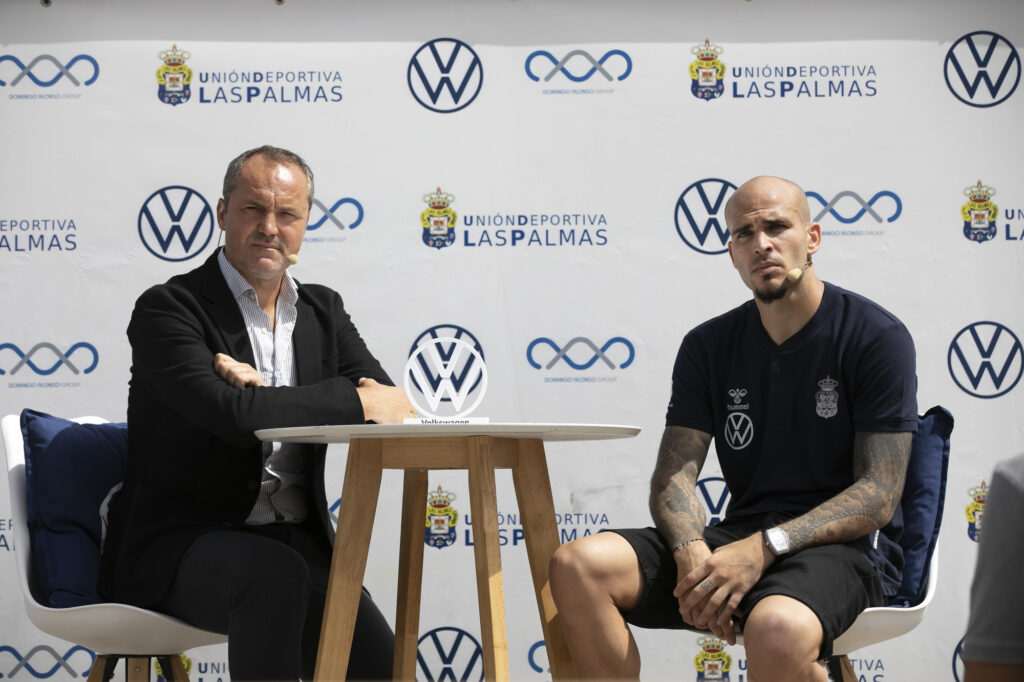 Sandro Ramírez en su presentación como nuevo jugador junto al entrenador Javier García Pimienta