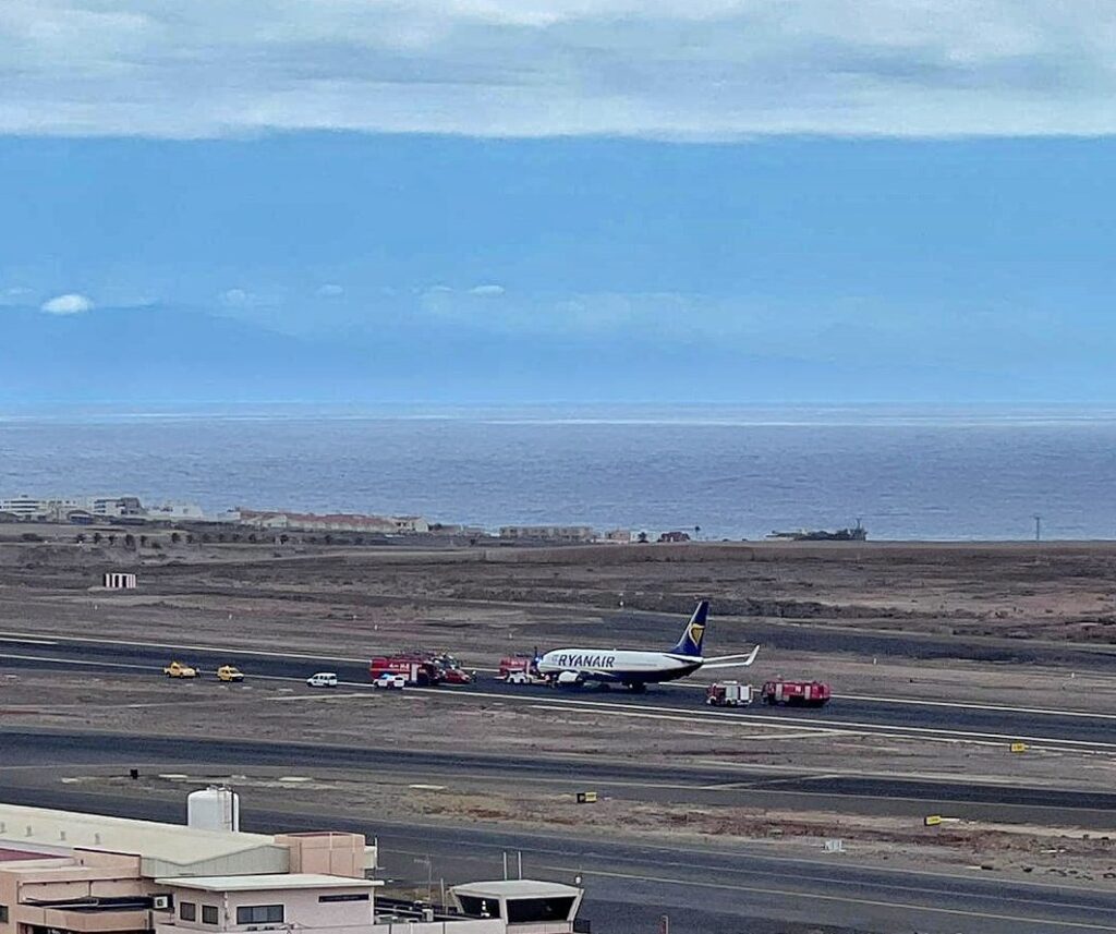 El aborto de un despegue bloquea una pista del Aeropuerto de Tenerife Sur provocando demoras y desvíos de vuelos
