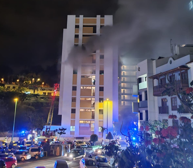 Once heridos en un incendio en un edificio de Puerto de la Cruz