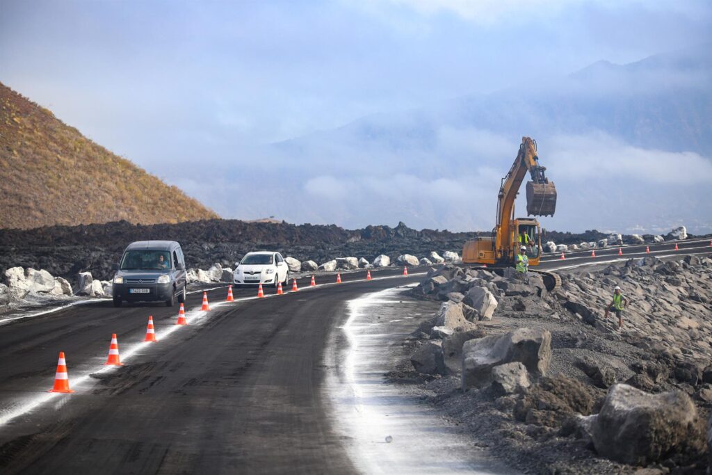 Se abre al tráfico la pista que atraviesa las coladas del volcán de La Palma