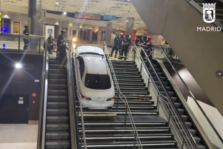 Roba un coche y lo encaja en la escalera de un intercambiador de Madrid