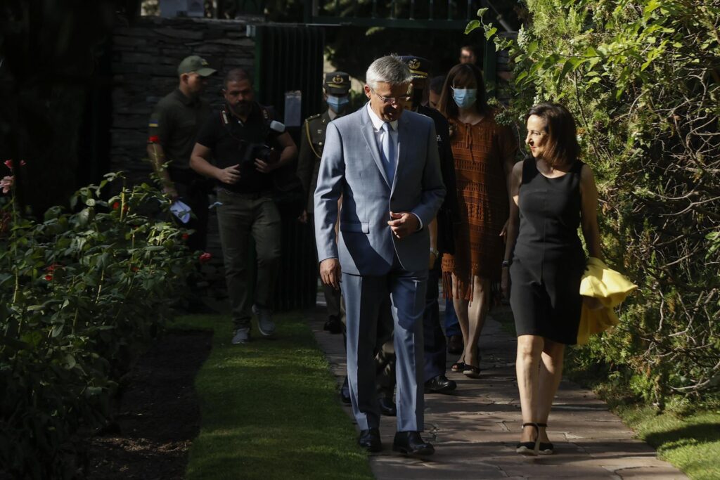 El embajador de Ucrania pide a Robles que España les envíe más armas