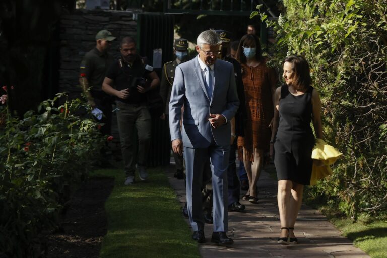 El embajador de Ucrania pide a Robles que España les envíe más armas