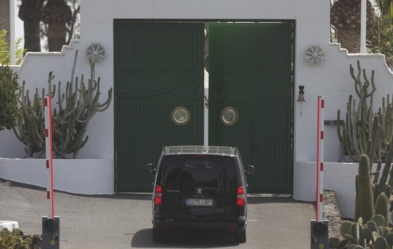 Sánchez comienza sus vacaciones en Lanzarote con planes de volver a visitar La Palma