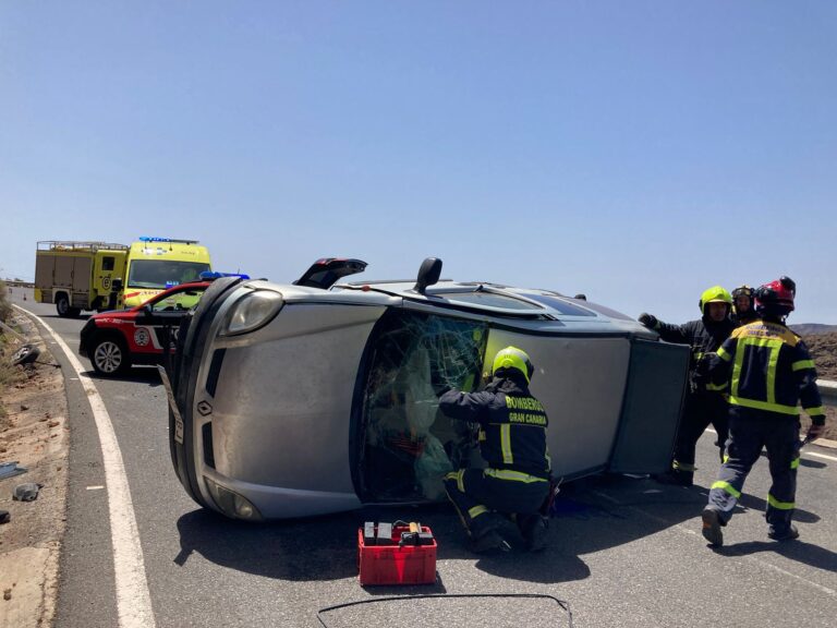 Vuelca en Santa Lucía (Gran Canaria) tras sufrir un desvanecimiento mientras conducía