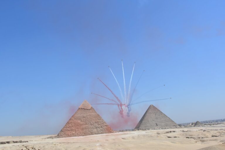 La Fuerza aérea de Egipto y Corea del Sur realizan un vuelo conjunto sobre las pirámides de Giza