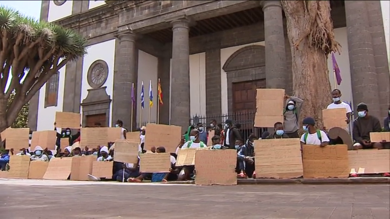 Los migrantes del centro de Las Raíces reclaman poder continuar su camino hacia el continente