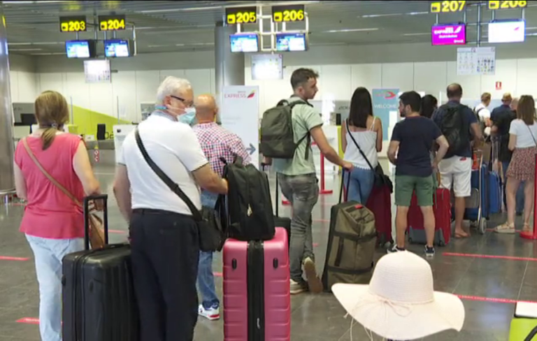 Un juzgado de Madrid avisa de que no es legal que las aerolíneas cobren por el equipaje de mano