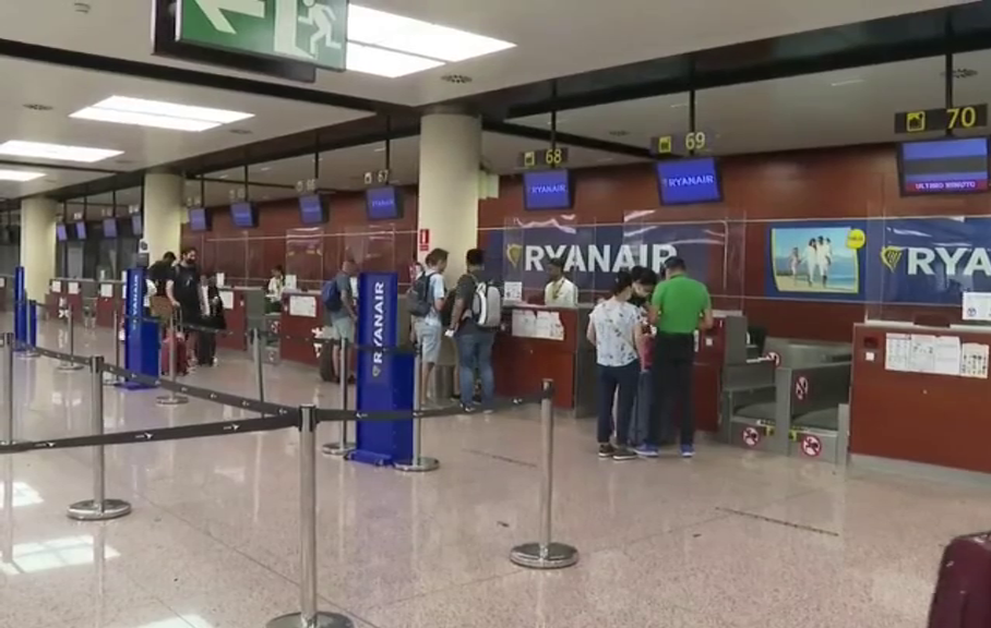 La huelga del personal de cabina de Ryanair deja dos cancelaciones y 168 retrasos