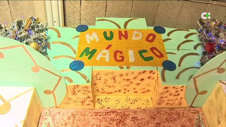 Unos abuelos de Atalaya de Guía transforman su garaje para recrear un mundo mágico