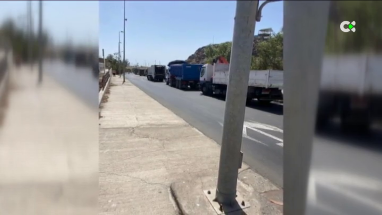 Denuncian largas colas para descargar basura en el ecoparque de Juan Grande