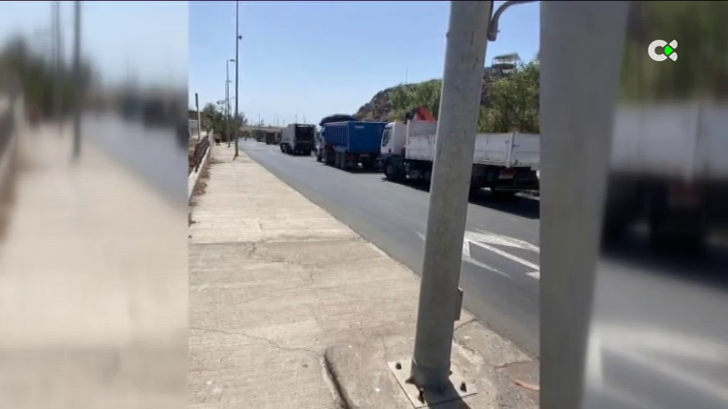 Denuncian largas colas para descargar basura en el ecoparque de Juan Grande