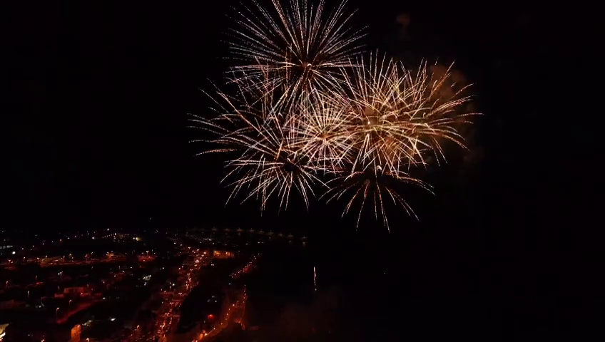Más de 25.000 personas acudieron a la playa de Melenara para ver el espectáculo pirotécnico