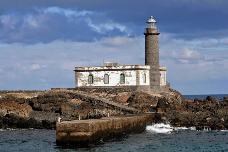 El Cabildo de Lanzarote instala una balsa artificial con agua para la avifauna del Islote de Alegranza por la sequía