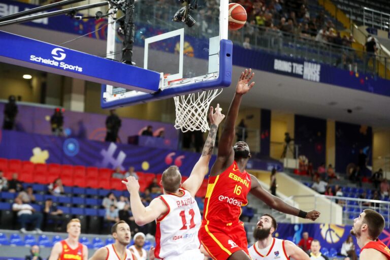 España se impone a Montenegro y se clasifica para octavos de final del Eurobasket (65-82)