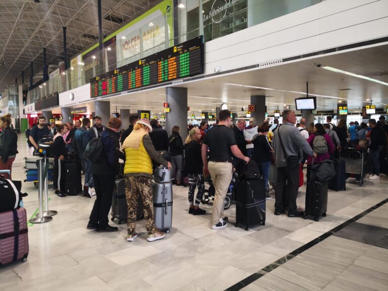 Comienza la operación retorno de agosto con tráfico intenso en puertos y aeropuertos canarios