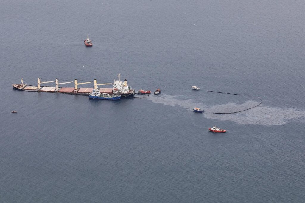 Extraen el diésel del buque accidentado en la Bahía de Algeciras